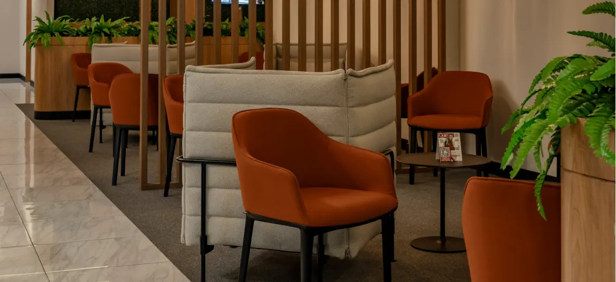 Vista general del salón con áreas de descanso y mesas altas